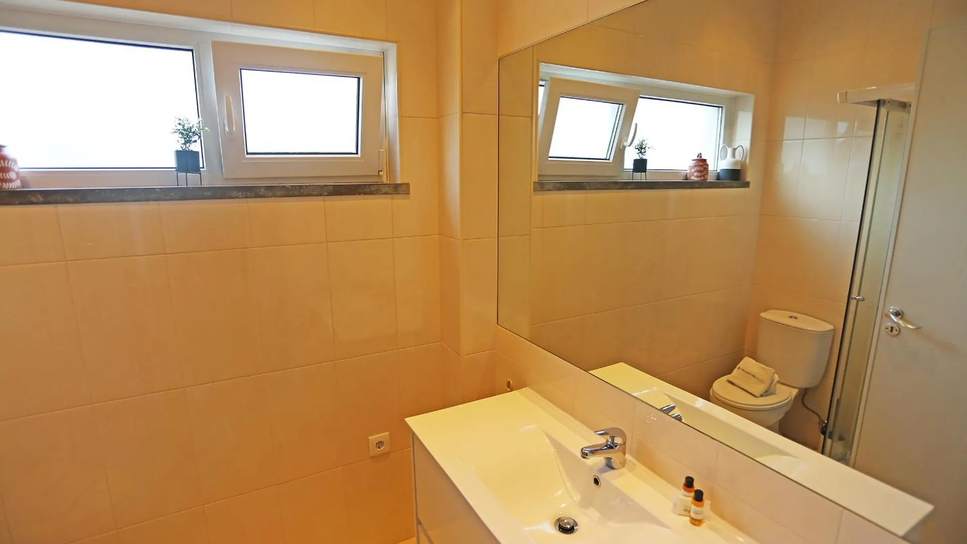 Guest house Y - Trindade Sun Guesthouse Lagos